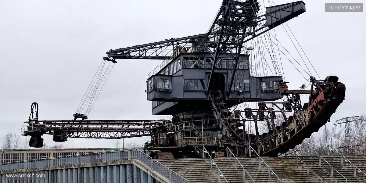 🚜 在崎岖的山地中穿行,🛤️ 感受每一铲土的精准反馈 🎯 绝对让你得心应手 🍀